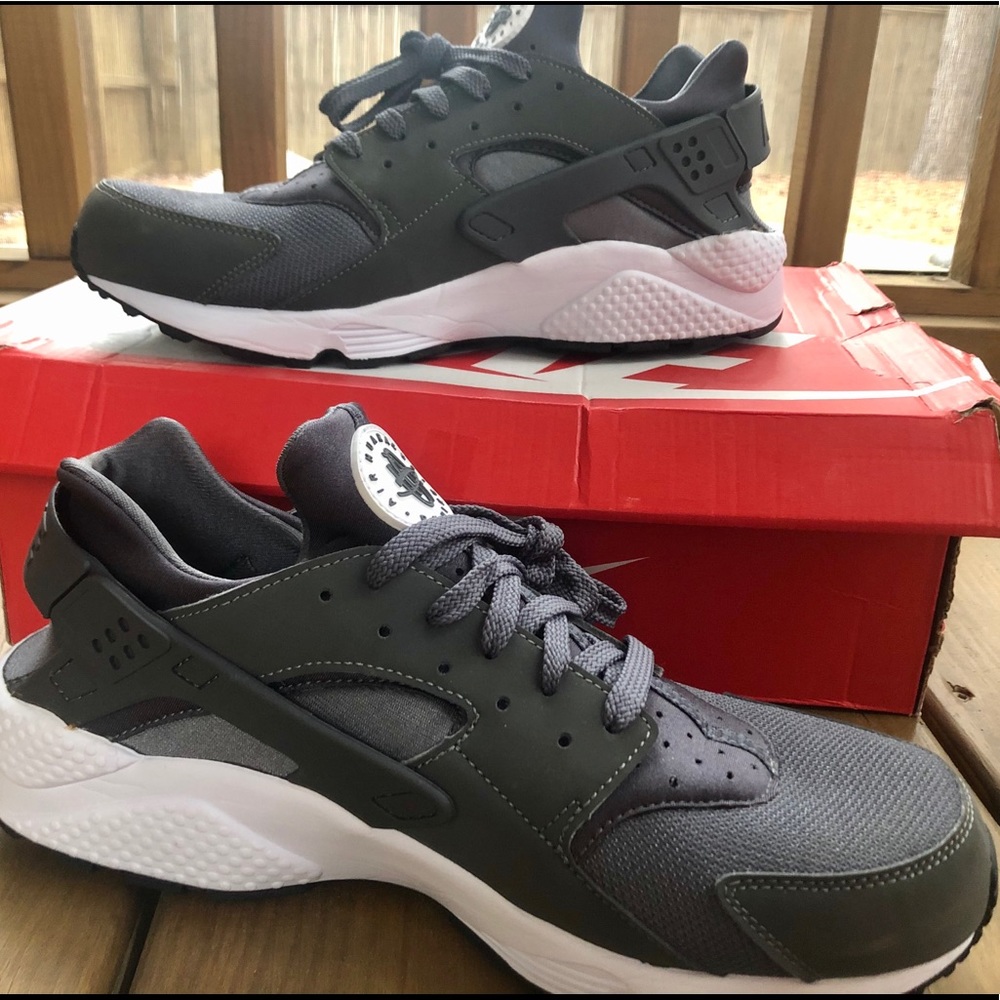 Nike Men’s Air Huaraches (Grey & White, 13)